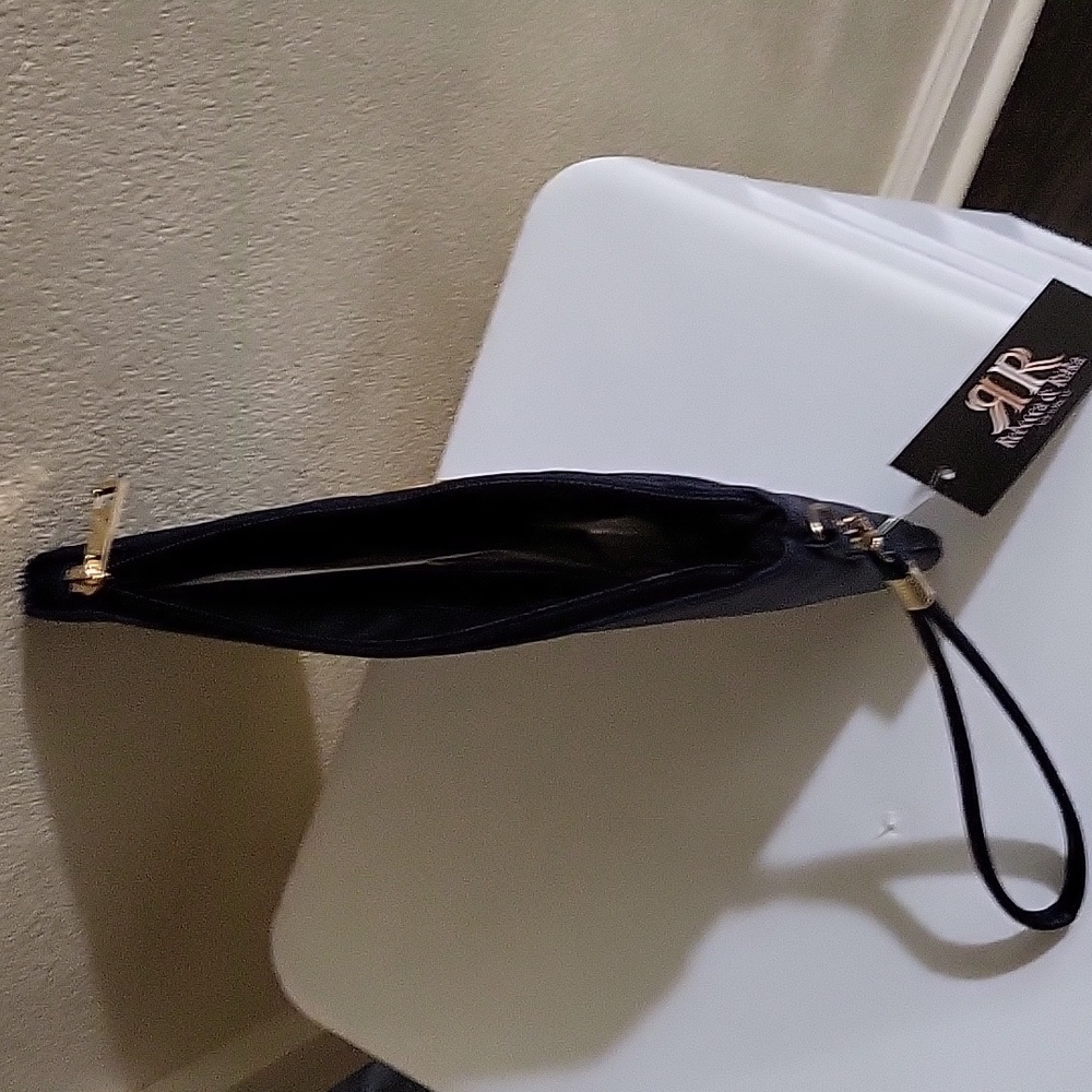 A purse - Picture 7 of 12